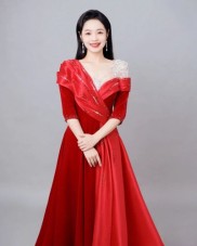 高端养老社区“虐待门”，每月数万费用换不来尊严，失能老人遭护工暴力对待